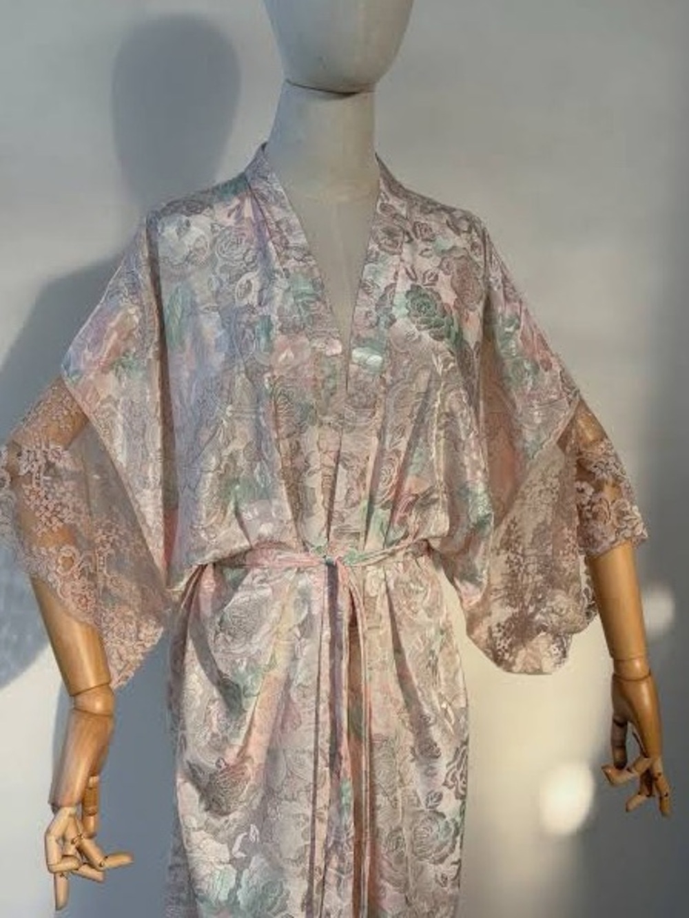 Lucie Ann Vintage Floral and Lace Robe